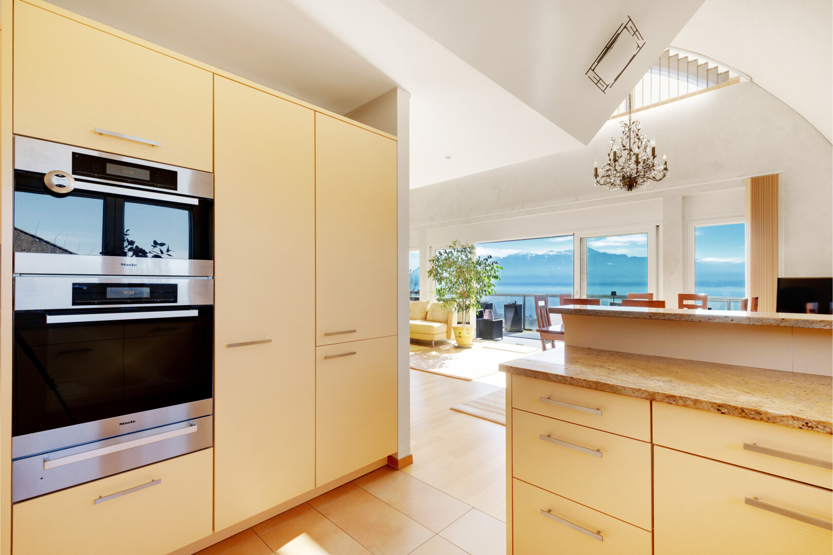 cuisine avec armoires crème, cream cabinets, two heights countertops, four double, et light floor