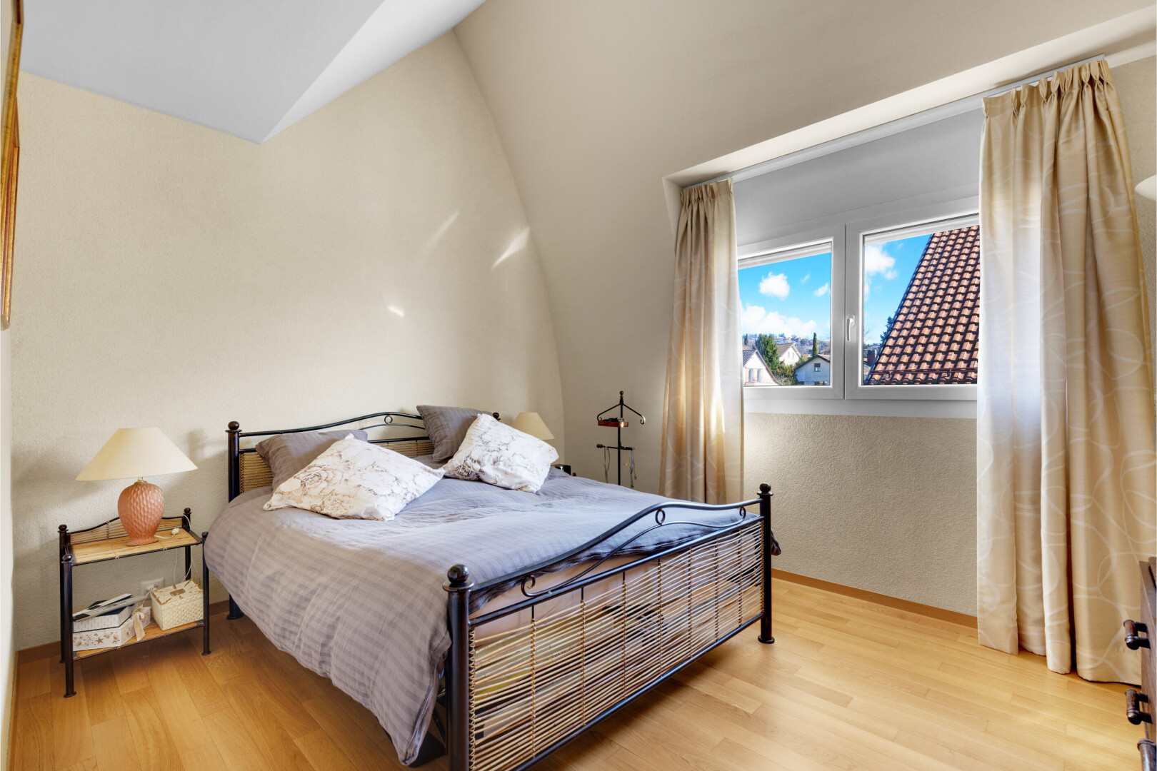 chambre avec day time, sol en finition bois, wood finish floor, inside property, et lumière naturelle