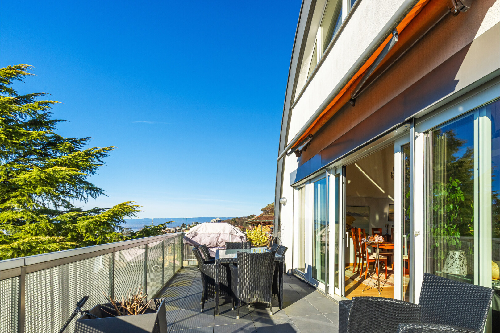 balcon avec day time, from property, véranda, et coin repas extérieur