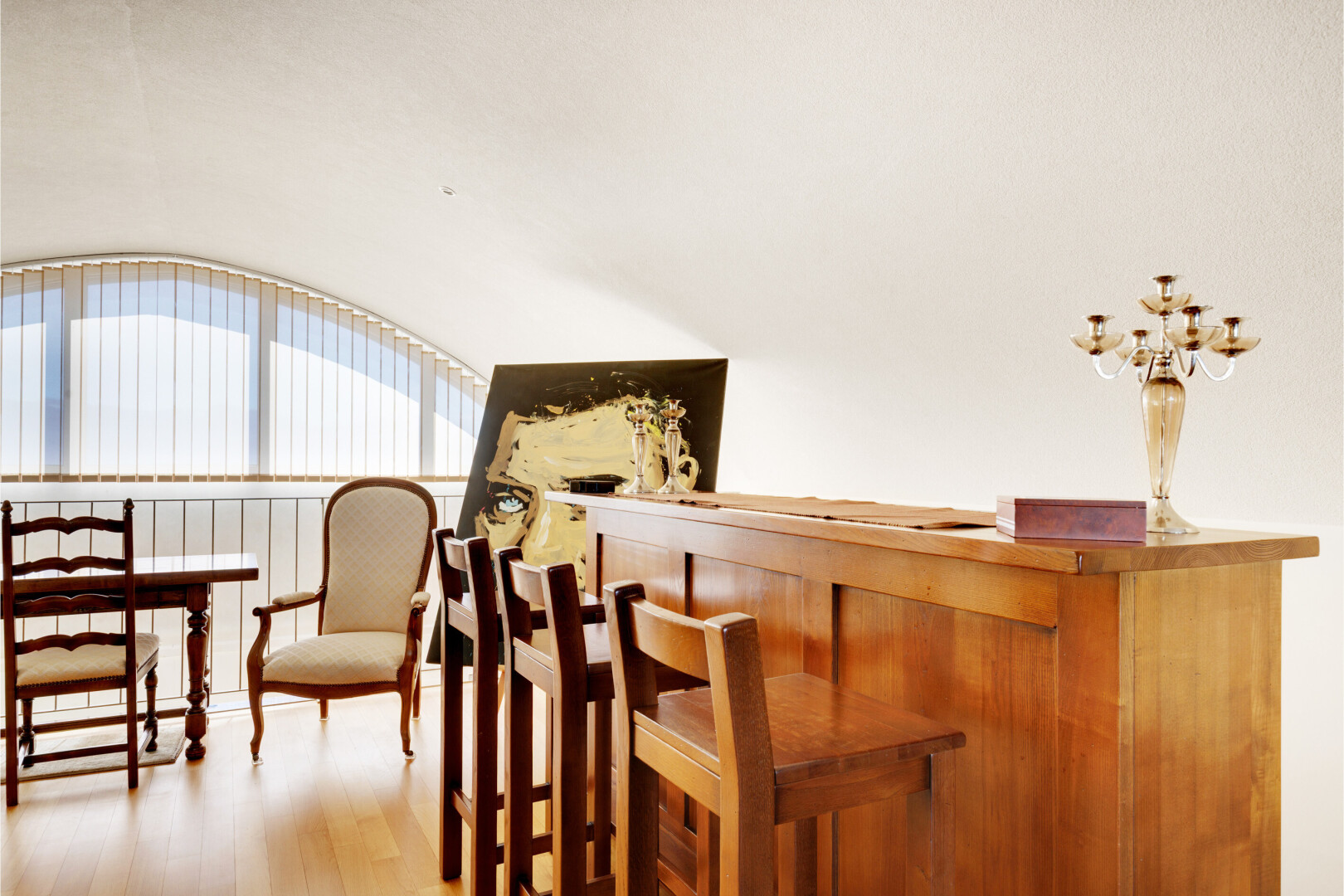 salle à manger avec lumière naturelle, natural light, sol en finition bois, wood finish floor, et inside property