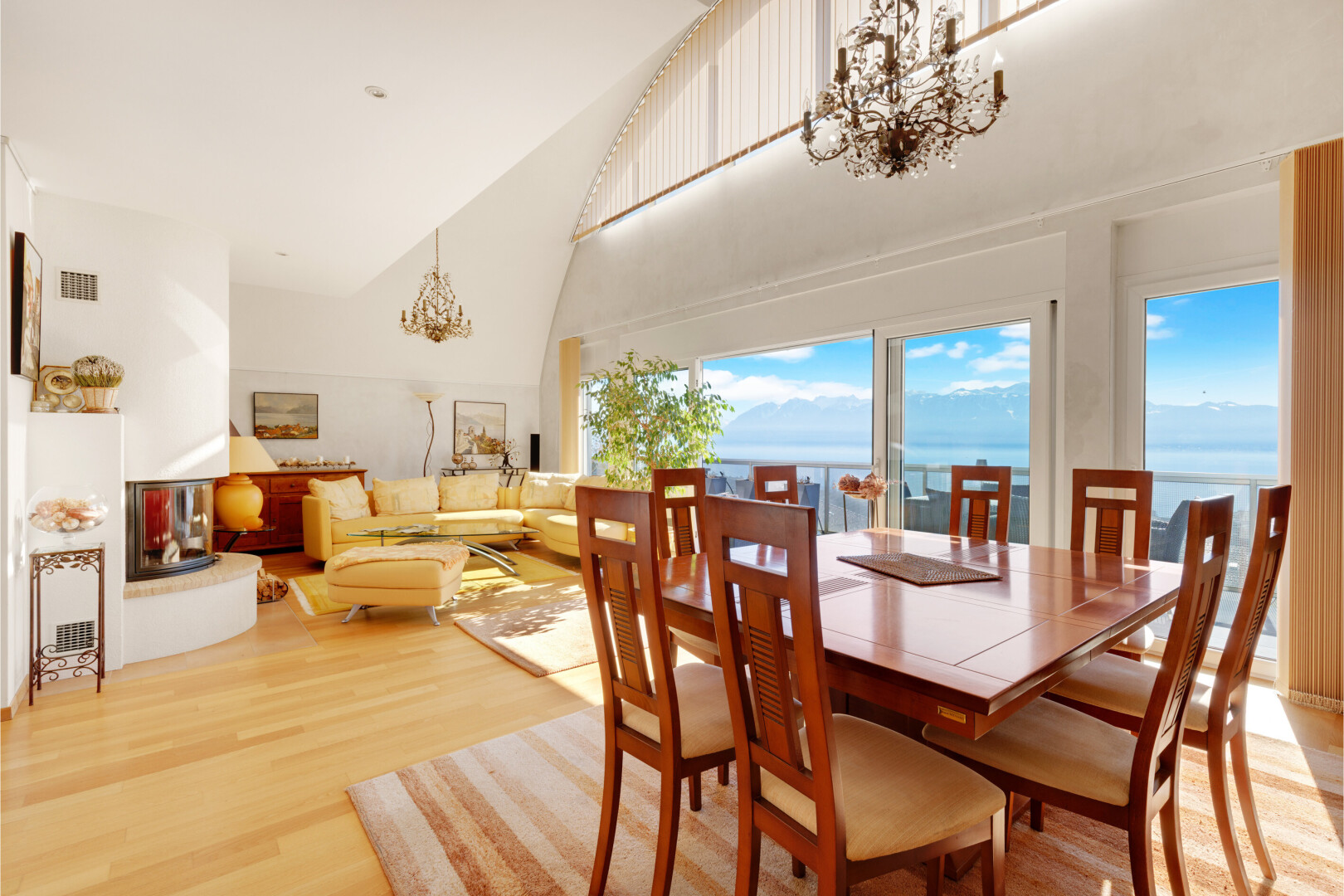 salon / salle à manger avec lustre remarquable, inside property, wood finish floor, sol en finition bois, et natural light