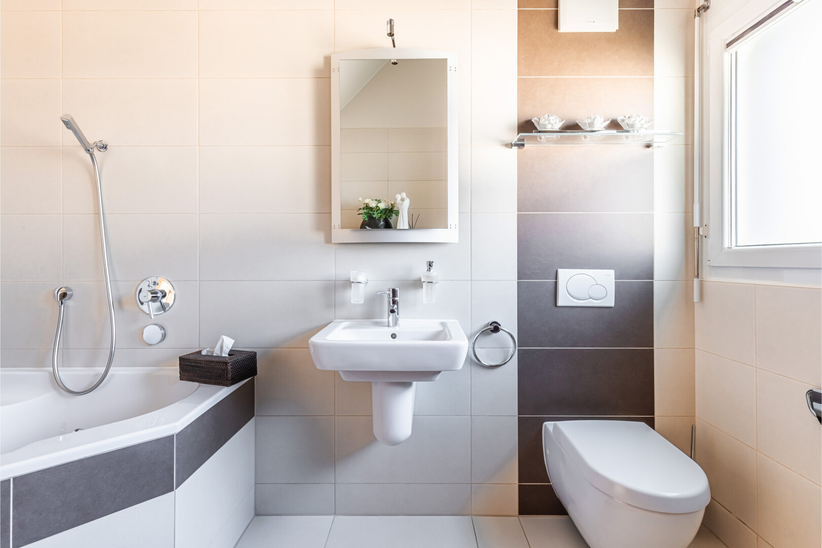 salle de bains avec mur en carrelage, tile wall, salle de bain complète, miroir, et inside property