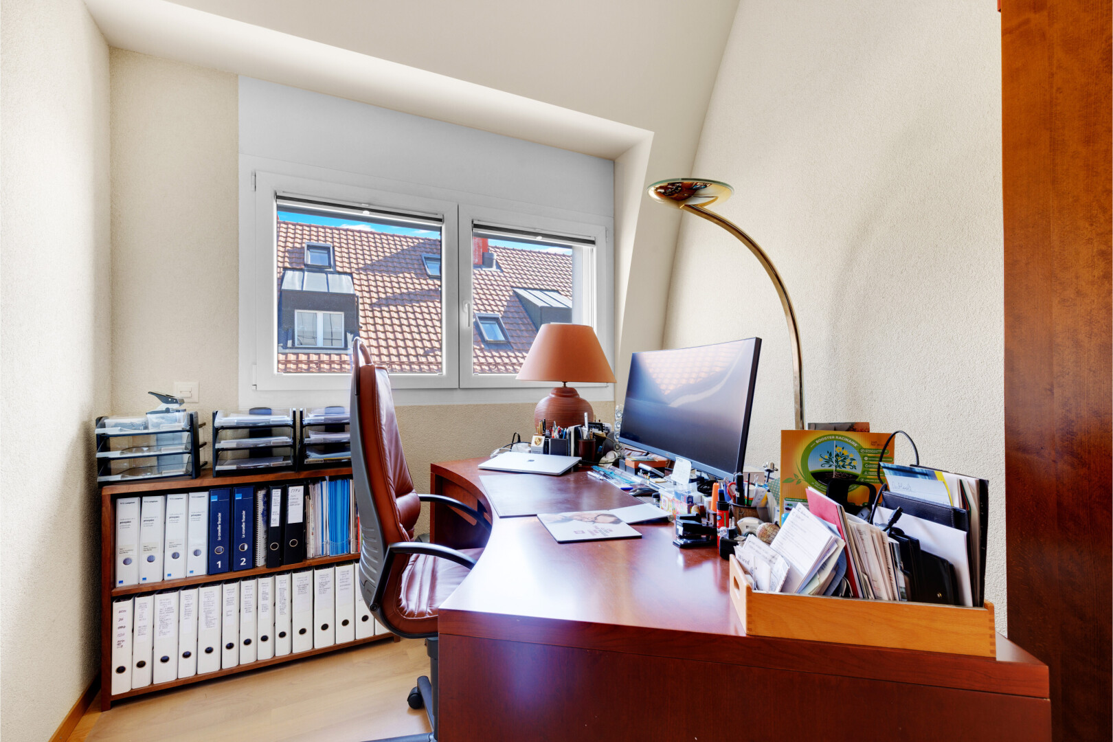 bureau avec lumière naturelle, natural light, télévision, inside property, et espace bureau