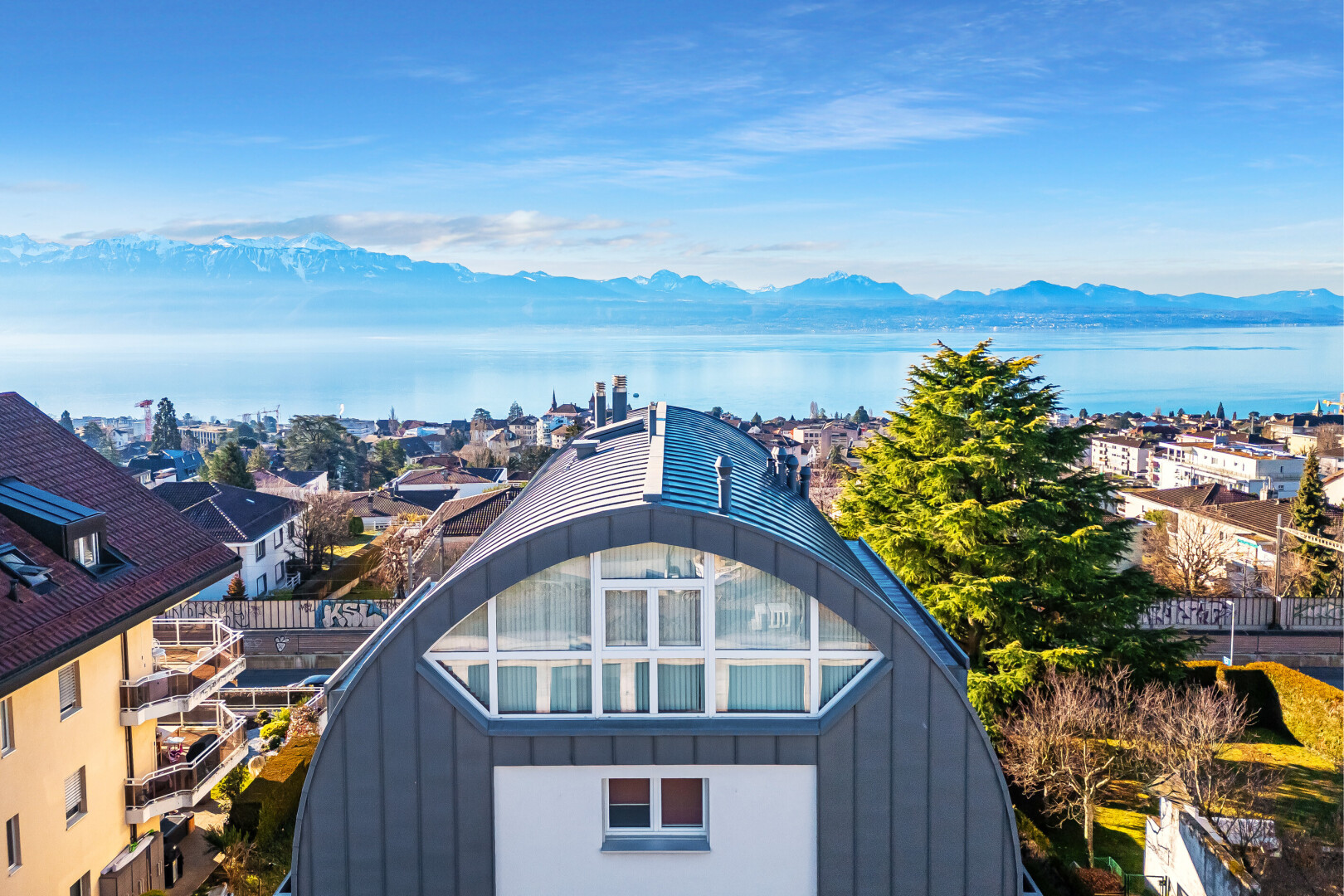 extérieur du bâtiment avec day time, drone view, vue sur l'eau, water view, et vue sur la montagne