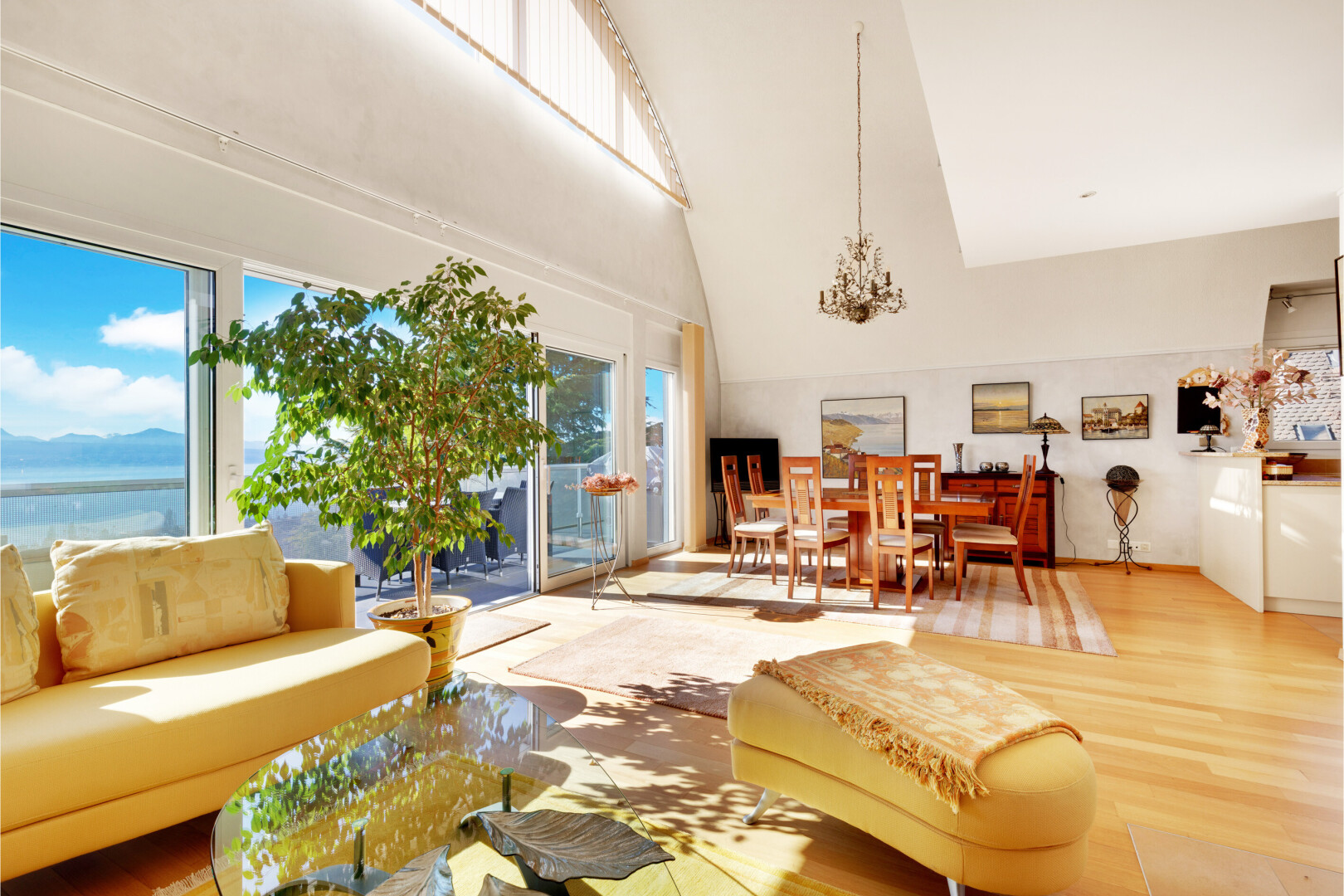 salon / salle à manger avec wood finish floor, sol en finition bois, inside property, high ceiling, et plafond haut