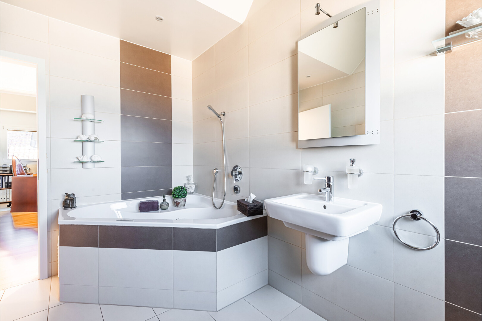 salle de bains avec mur en carrelage, tile wall, miroir, salle de bain complète, et inside property