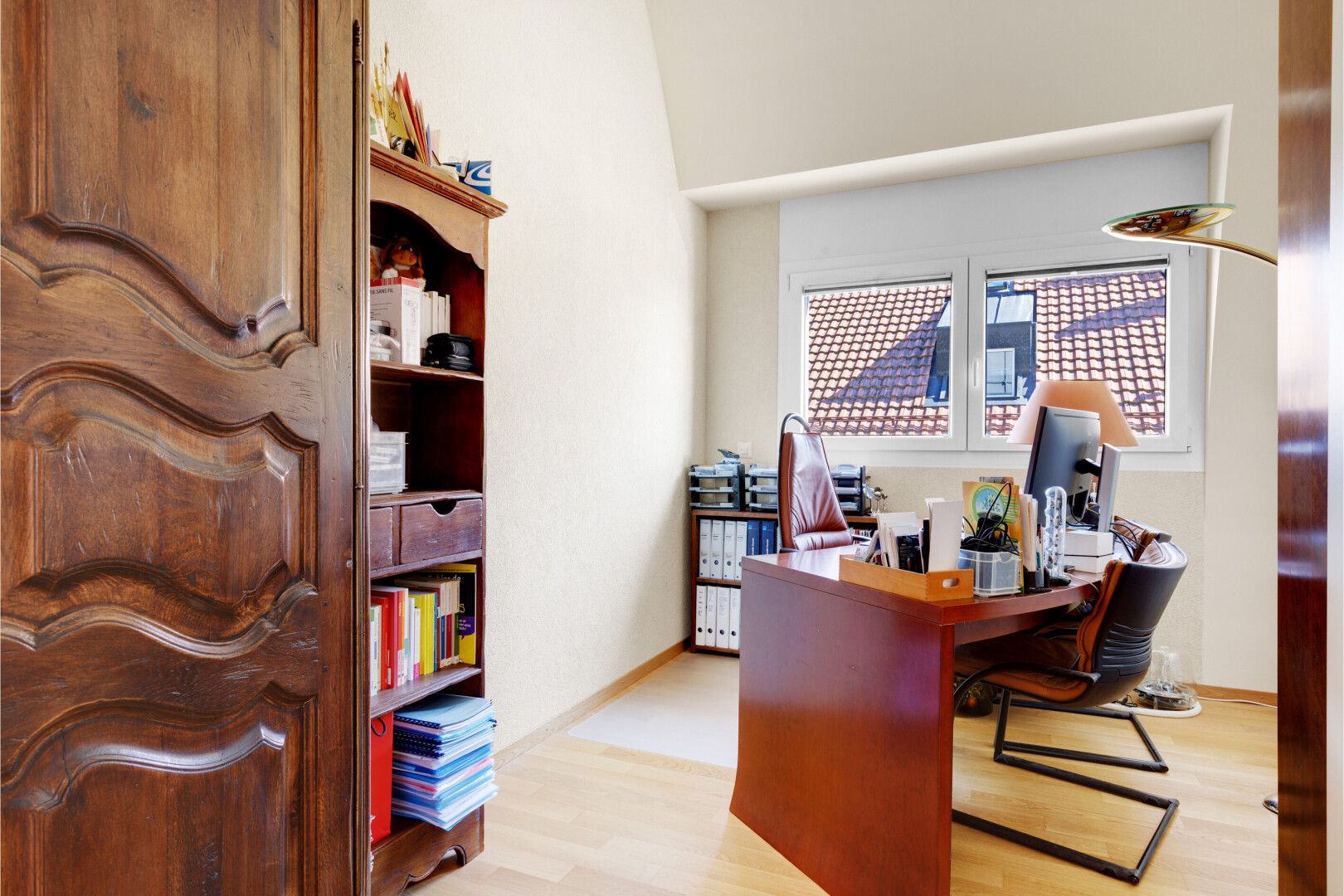 bureau avec sol en finition bois, wood finish floor, espace bureau, cloison sèche, et drywall