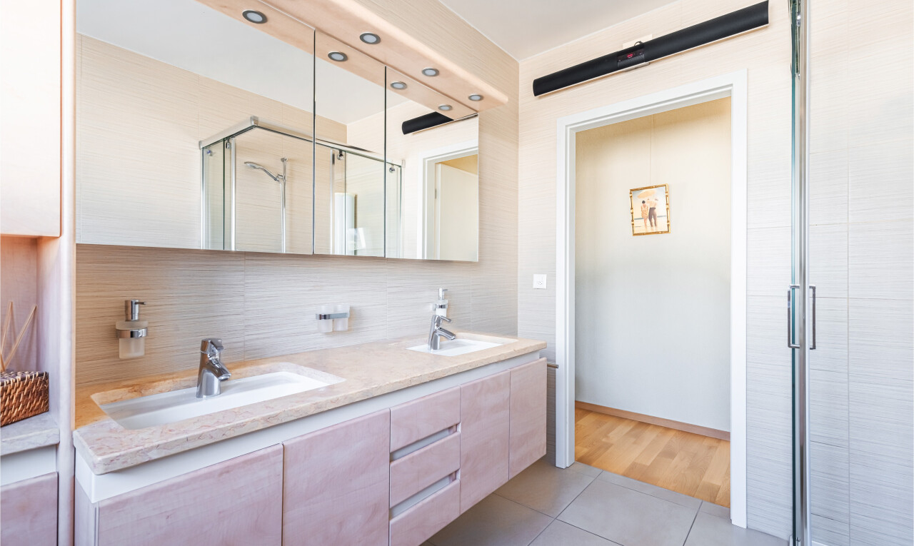 salle de bains avec double vasque, tile floor, sol en carrelage, salle de bain complète, et évier