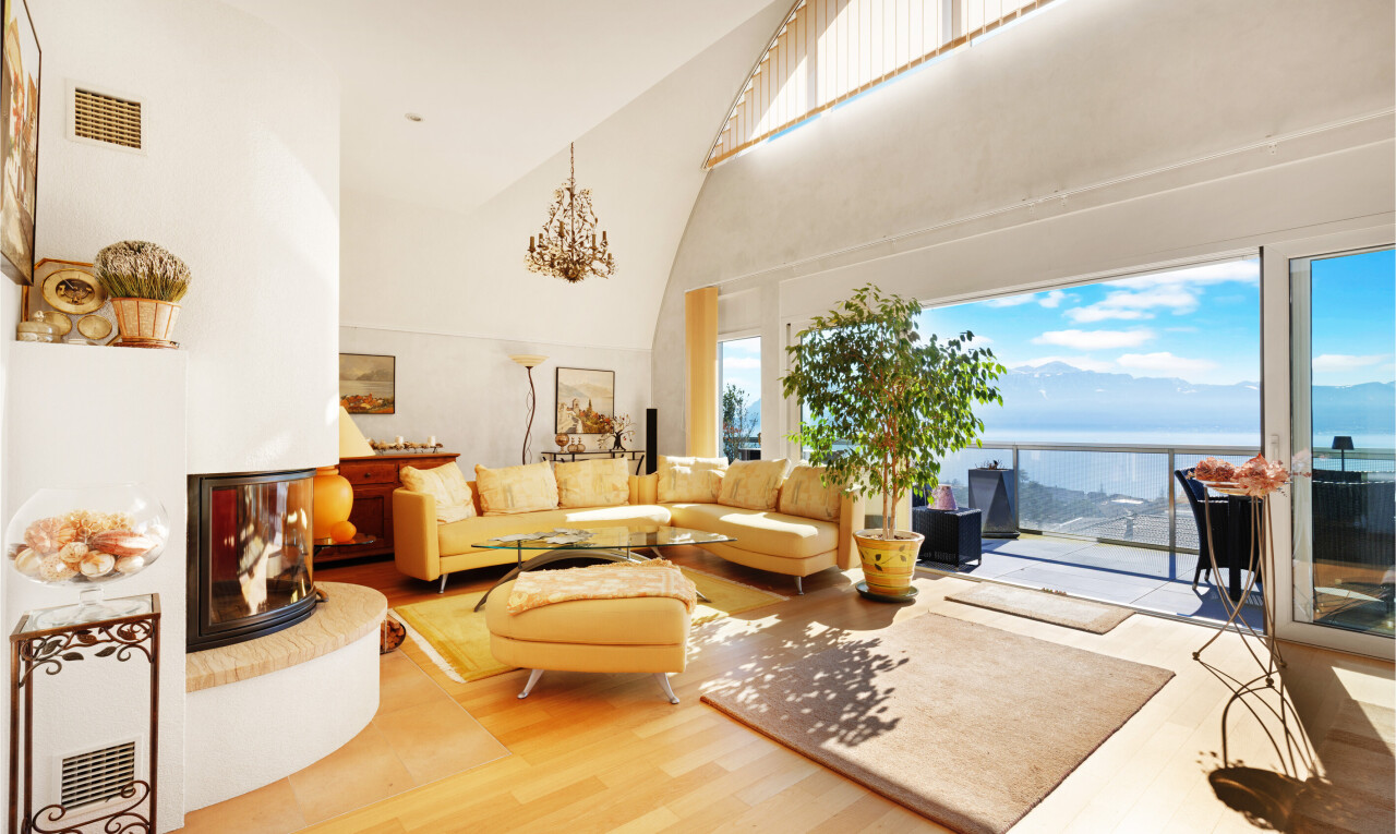 salon avec plafond haut, high ceiling, lumière naturelle, natural light, et sol en finition bois