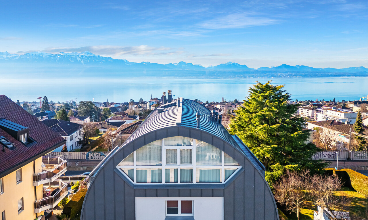 extérieur du bâtiment avec day time, drone view, vue sur l'eau, water view, et vue sur la montagne
