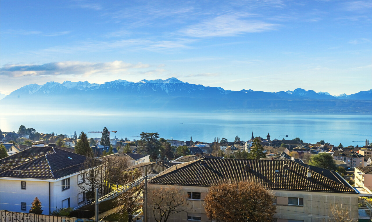 vue sur la montagne avec vue sur la montagne, mountain view, drone view, day time, et vue sur l'eau