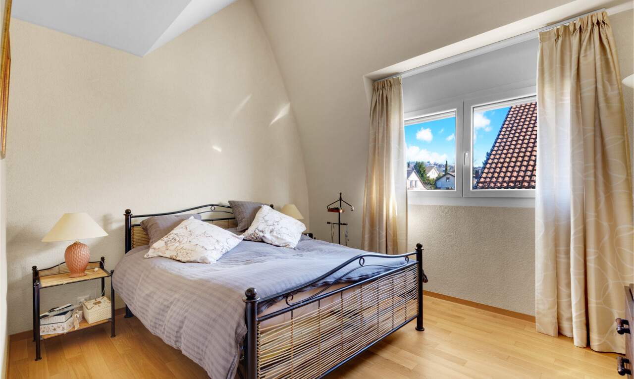 chambre avec day time, sol en finition bois, wood finish floor, inside property, et lumière naturelle