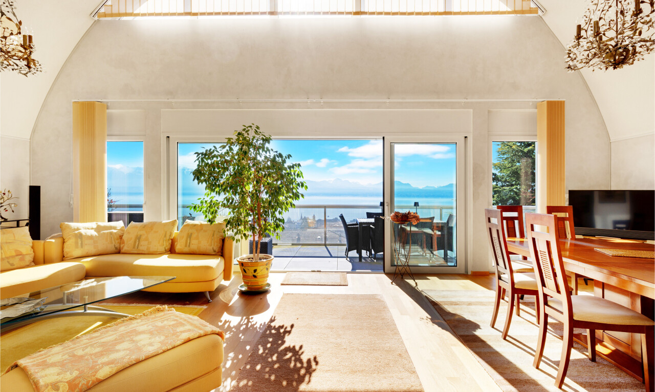 salon / salle à manger avec plafond voûté, vaulted ceiling, télévision, lumière naturelle, et natural light