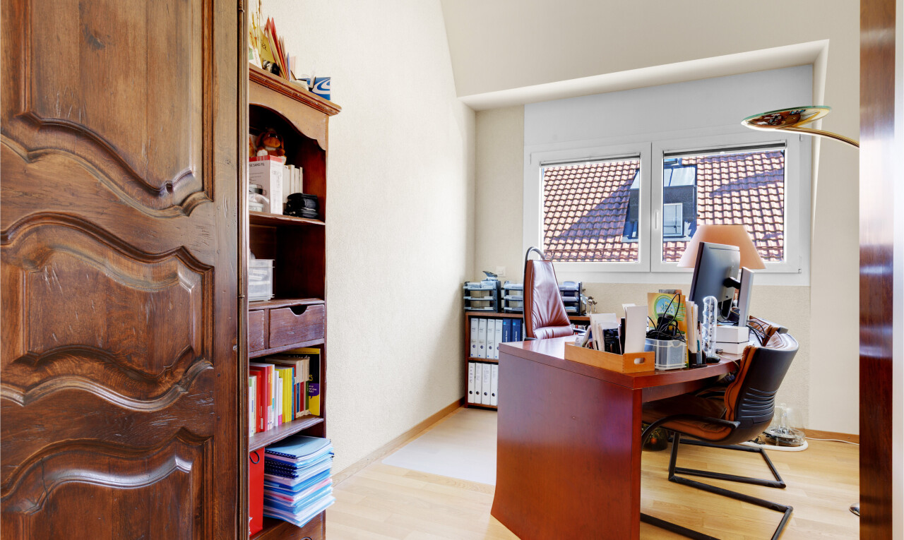 bureau avec sol en finition bois, wood finish floor, espace bureau, cloison sèche, et drywall