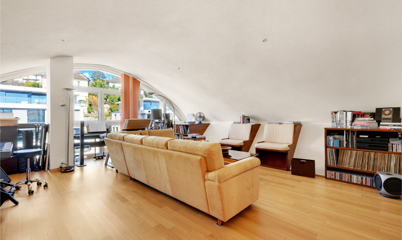 salon avec lumière naturelle, natural light, sol en finition bois, wood finish floor, et inside property