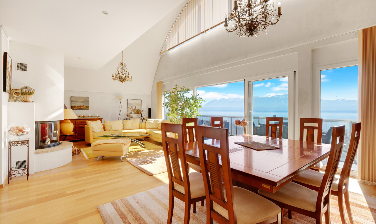 salon / salle à manger avec lustre remarquable, inside property, wood finish floor, sol en finition bois, et natural light