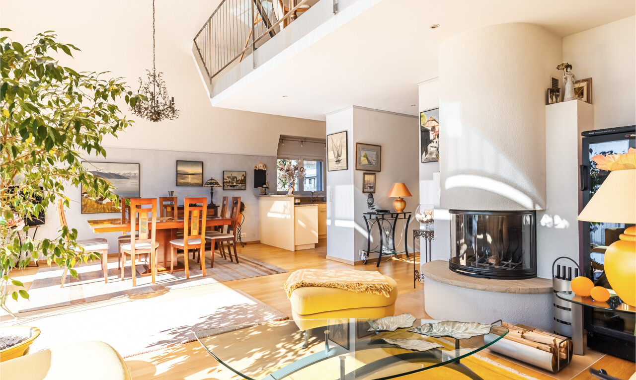 salon / salle à manger avec cheminée, wood finish floor, sol en finition bois, inside property, et drywall