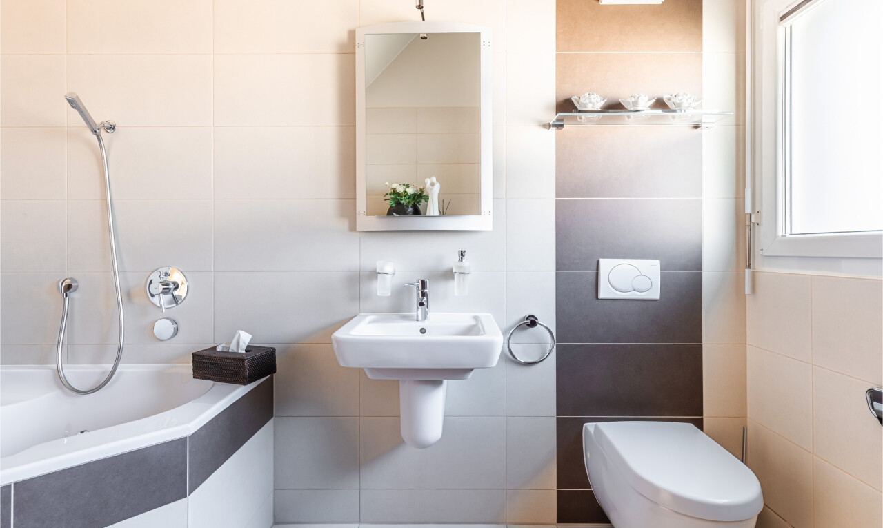 salle de bains avec mur en carrelage, tile wall, salle de bain complète, miroir, et inside property