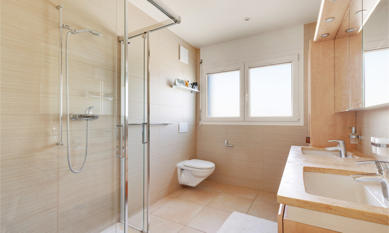 salle de bains avec salle de bain complète, douche, light floor, double vasque, et miroir