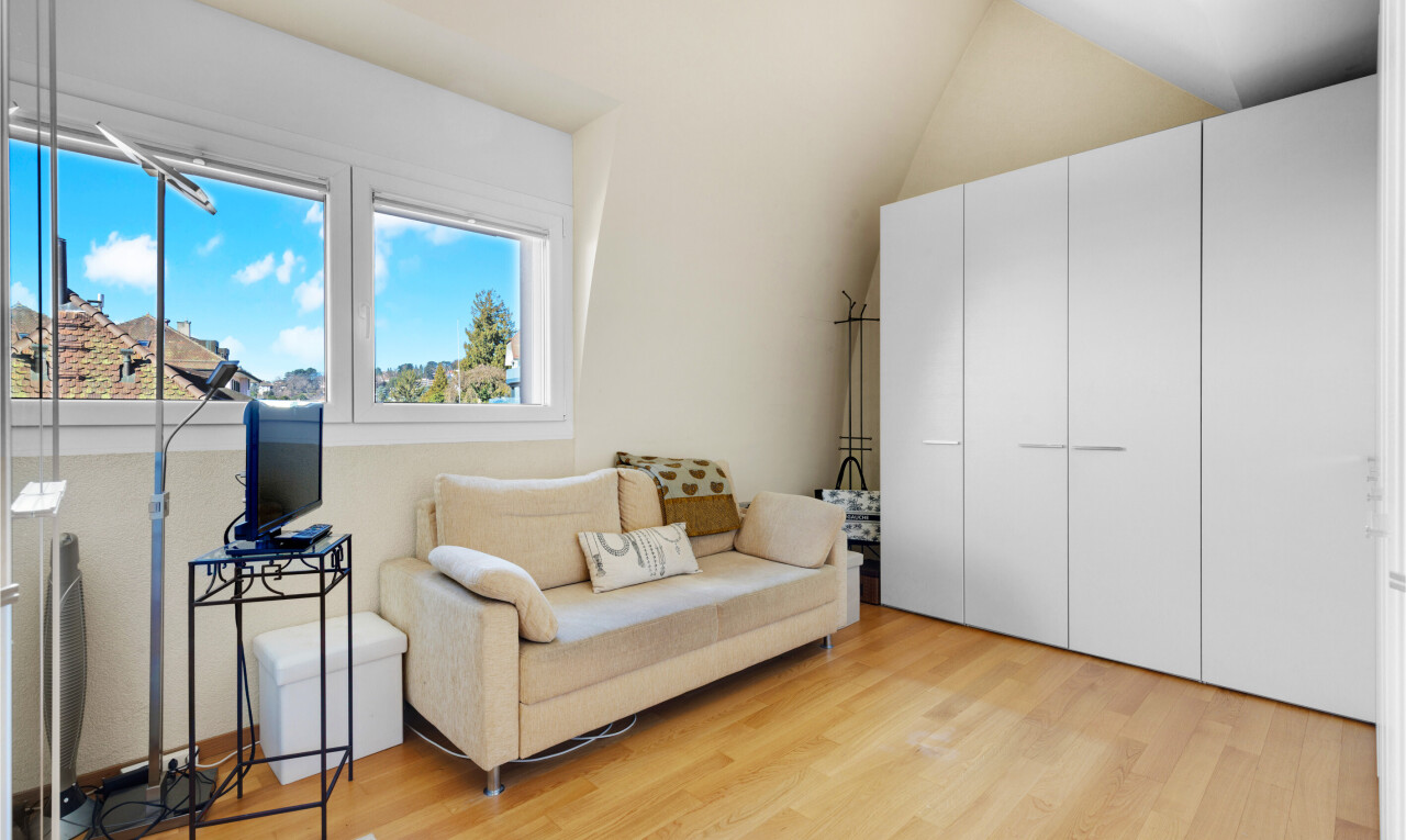 salon avec inside property, sol en finition bois, wood finish floor, télévision, et light floor