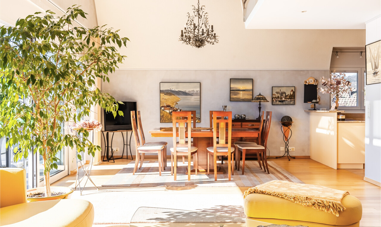 salon / salle à manger avec sol en finition bois, wood finish floor, lumière naturelle, natural light, et inside property