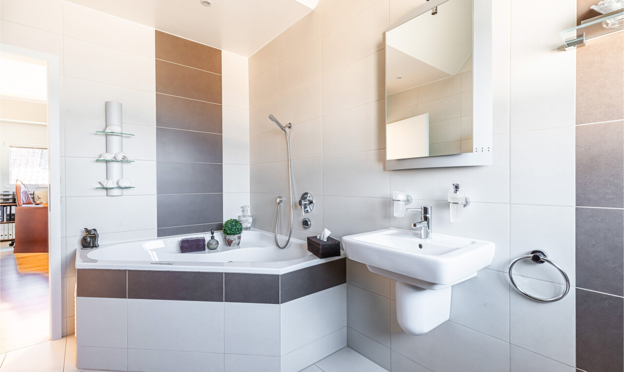 salle de bains avec mur en carrelage, tile wall, miroir, salle de bain complète, et inside property