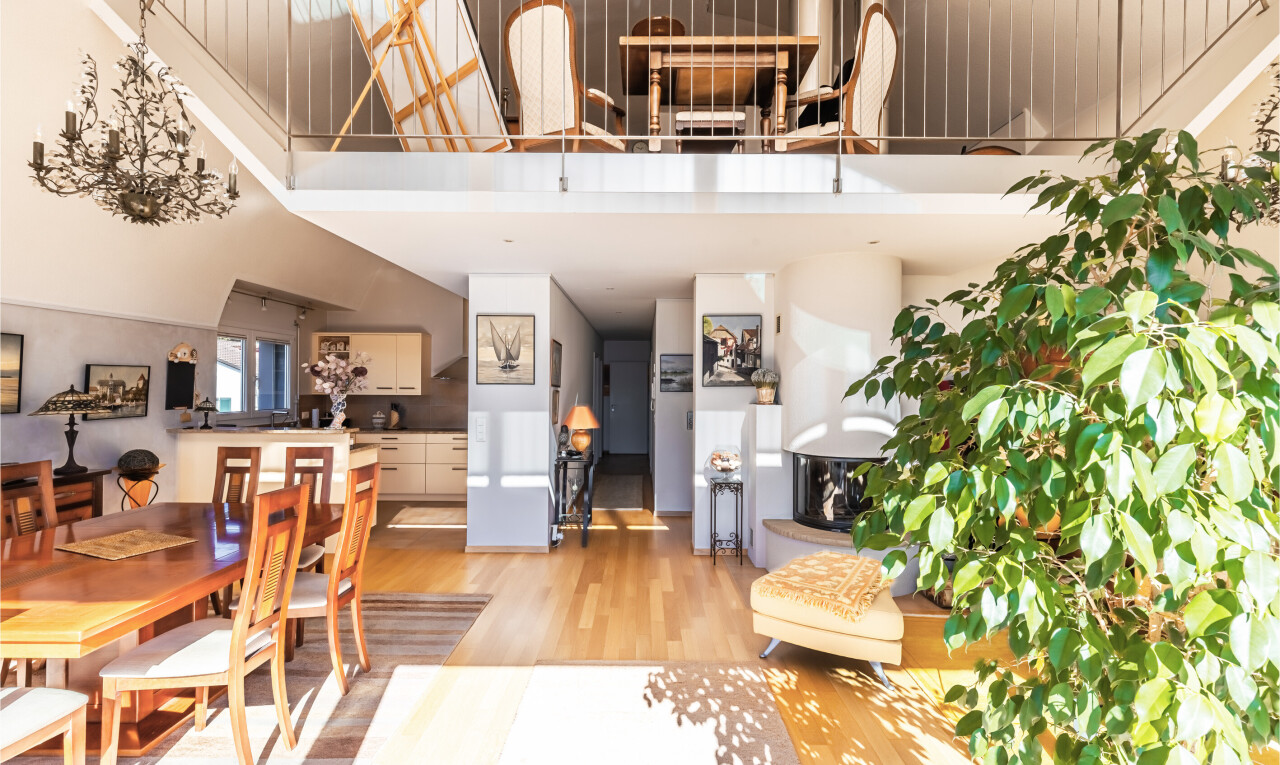 salon / salle à manger avec inside property, wood finish floor, sol en finition bois, light floor, et drywall