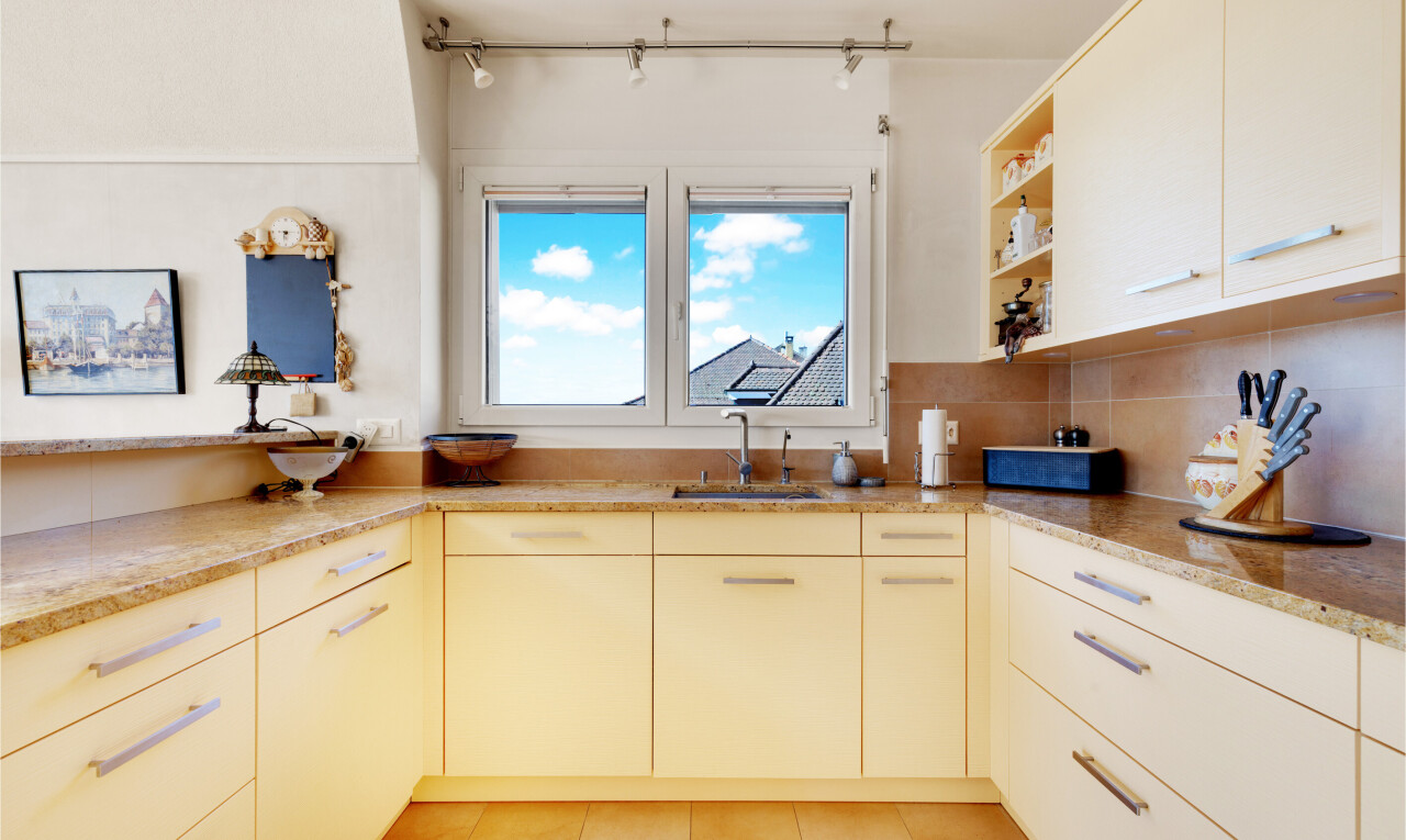 cuisine avec étagères ouvertes, open shelves, light countertops, plans de travail en pierre, et stone countertops