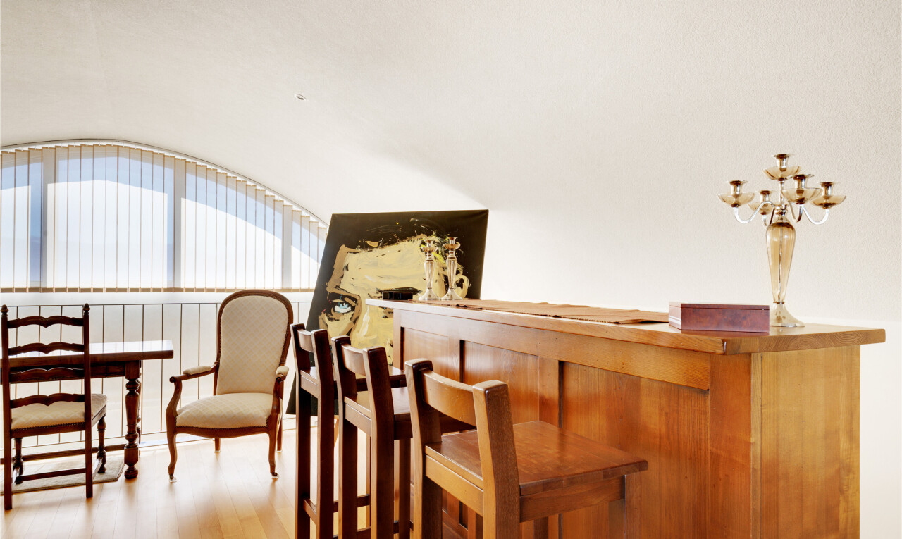 salle à manger avec lumière naturelle, natural light, sol en finition bois, wood finish floor, et inside property