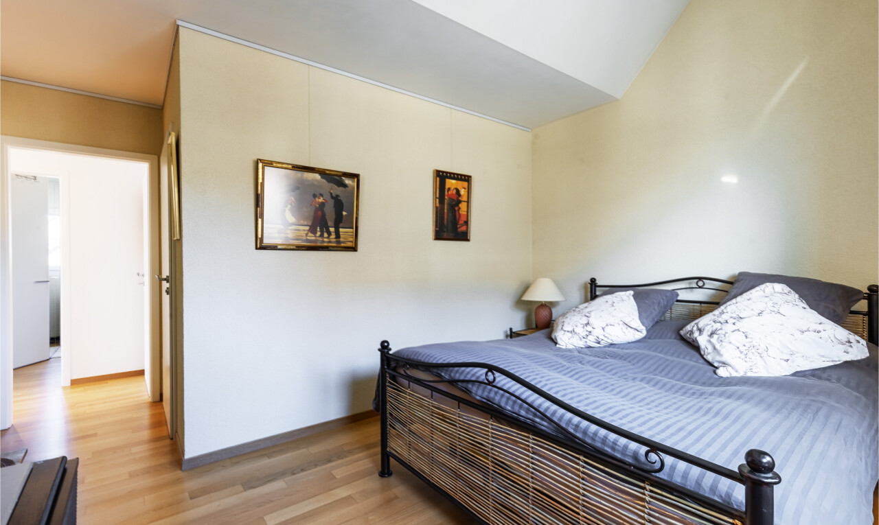 chambre avec wood finish floor, sol en finition bois, inside property, drywall, et cloison sèche