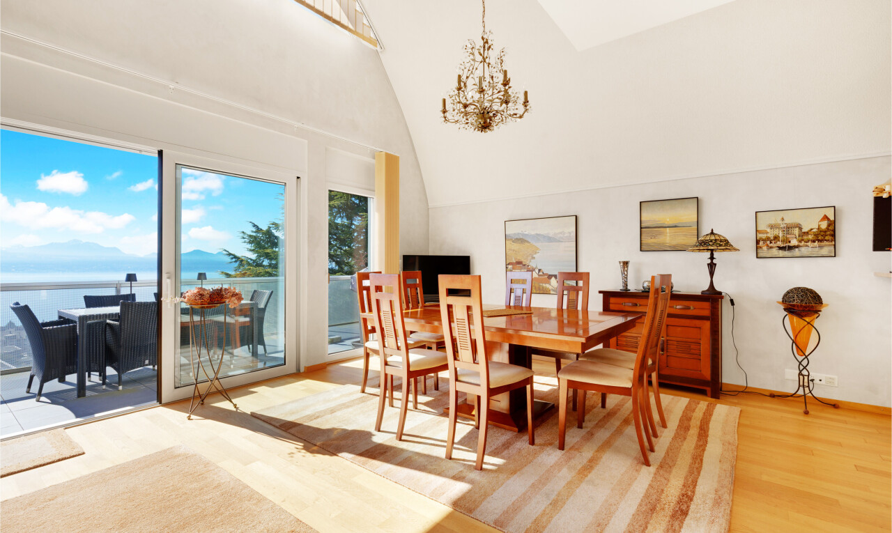 salle à manger avec lustre remarquable, plafond haut, high ceiling, lumière naturelle, et natural light