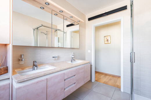 salle de bains avec double vasque, tile floor, sol en carrelage, salle de bain complète, et évier