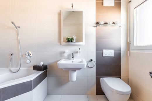 salle de bains avec mur en carrelage, tile wall, salle de bain complète, miroir, et inside property