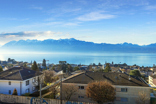 vue sur la montagne avec vue sur la montagne, mountain view, drone view, day time, et vue sur l'eau
