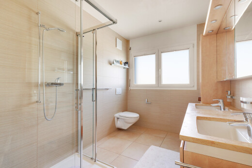 salle de bains avec salle de bain complète, douche, light floor, double vasque, et miroir