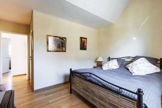 chambre avec wood finish floor, sol en finition bois, inside property, drywall, et cloison sèche