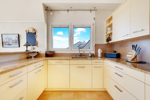cuisine avec étagères ouvertes, open shelves, light countertops, plans de travail en pierre, et stone countertops