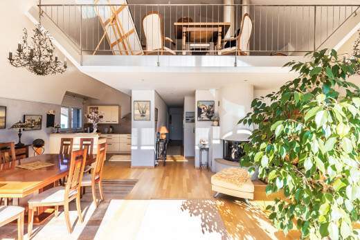 salon / salle à manger avec inside property, wood finish floor, sol en finition bois, light floor, et drywall