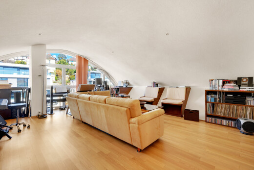 salon avec lumière naturelle, natural light, sol en finition bois, wood finish floor, et inside property