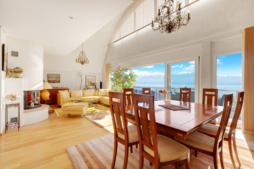 salon / salle à manger avec lustre remarquable, inside property, wood finish floor, sol en finition bois, et natural light