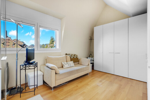 salon avec inside property, sol en finition bois, wood finish floor, télévision, et light floor