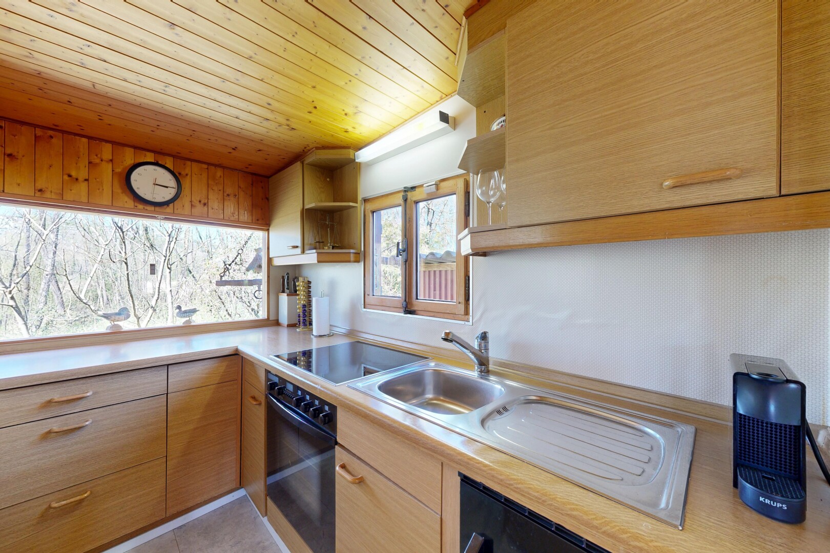 cuisine avec light countertops, plans de travail, wood ceiling, plafond en bois, et four