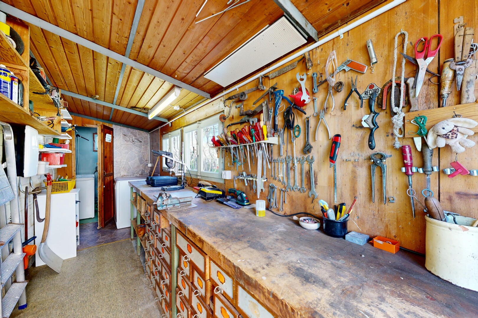 cuisine avec inside property, lumière naturelle, natural light, lave-linge et sèche-linge, et plafond en bois