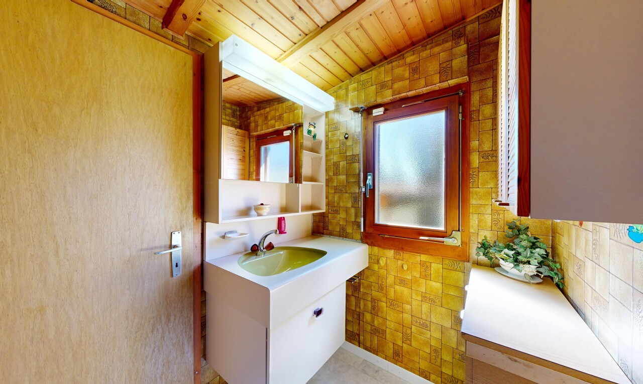 salle de bains avec lavabo (ou coiffeuse selon le contexte), miroir, plafond en bois, wood ceiling, et inside property