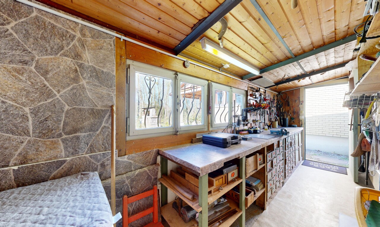salle à manger avec inside property, atelier, mur en pierre, stone wall, et plafond en bois