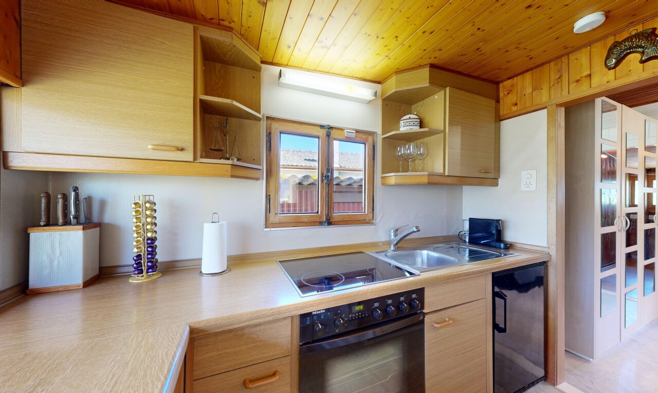 cuisine avec inside property, four, plans de travail, light countertops, et étagères ouvertes