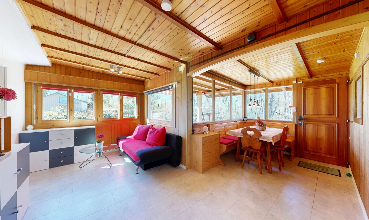 salon / salle à manger avec inside property, natural light, lumière naturelle, wood ceiling, et plafond en bois