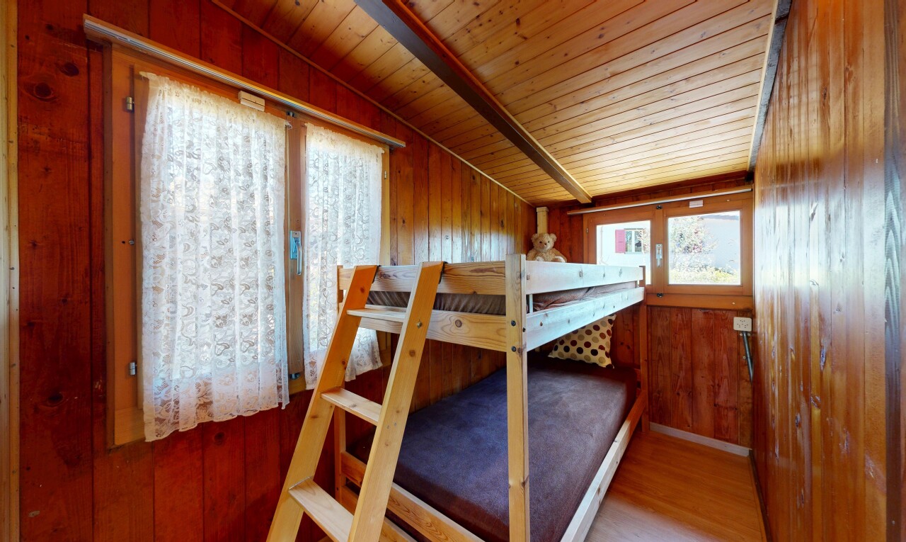 chambre avec plafond en bois, wood ceiling, sol en finition bois, wood finish floor, et plafond voûté
