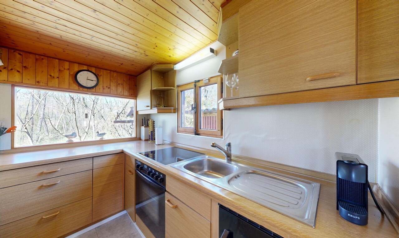 cuisine avec light countertops, plans de travail, wood ceiling, plafond en bois, et four