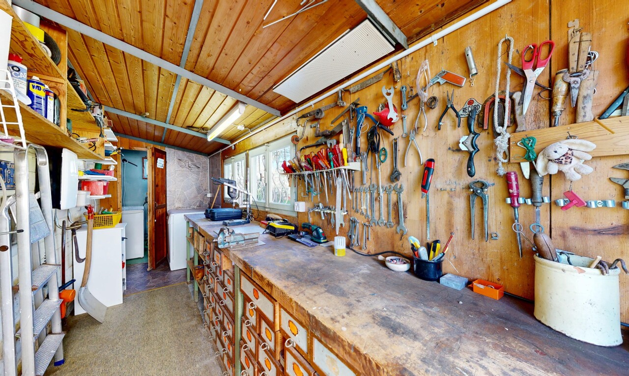 cuisine avec inside property, lumière naturelle, natural light, lave-linge et sèche-linge, et plafond en bois